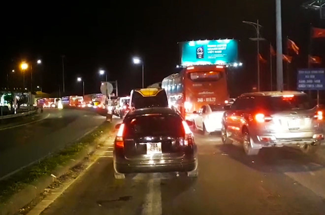Ôtô xếp hàng dài chờ qua hầm Hải Vân khuya mùng 6 Tết