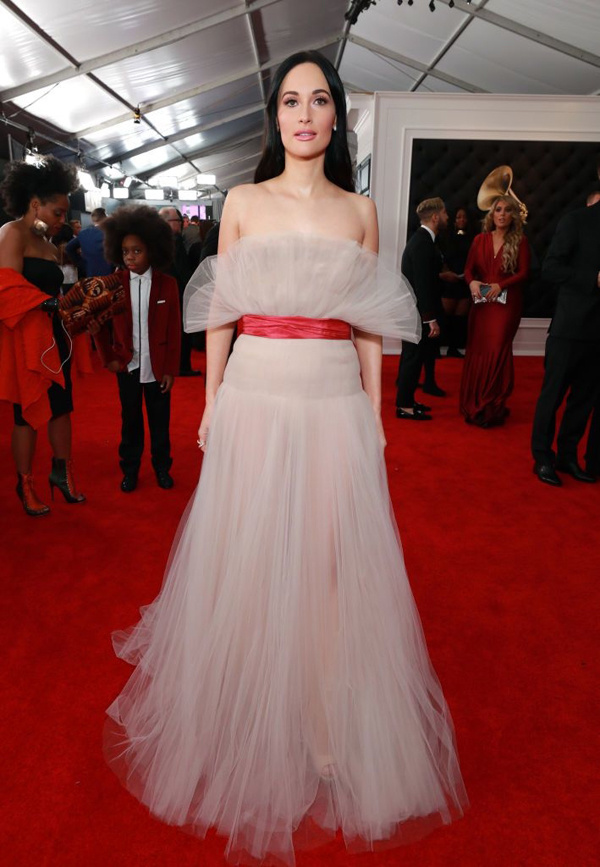 MC gốc Việt lộ cơ thể trên thảm đỏ Grammy nhưng Cardi B với là tâm điểm