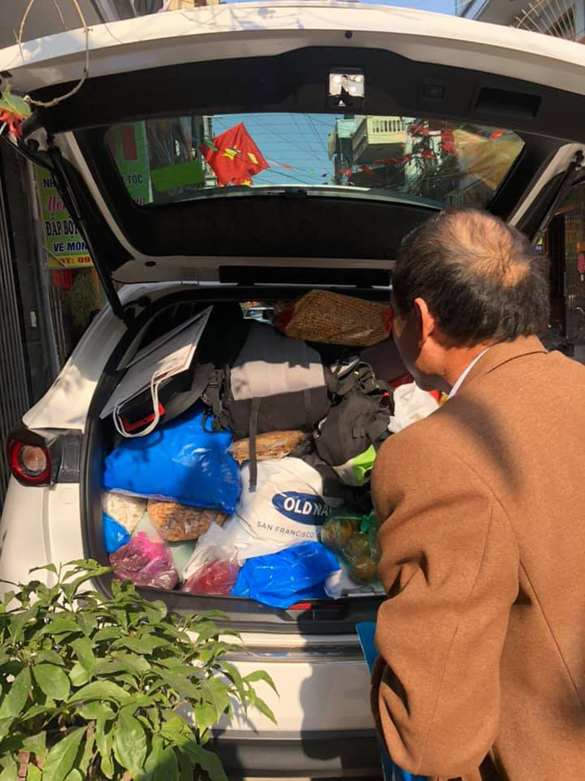 Hình ảnh chuyến xe chở cả quê hương quay lại Thủ đô sau kỉ nghỉ Tết Nguyên đán khiến nhiều người bật cười