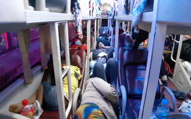 Xe khách 45 chỗ nhồi nhét 65 người, khách như phát điên khi trở lại Sài Gòn sau Tết