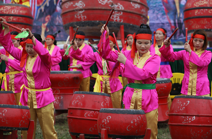 Video - Ảnh: Phó thủ tướng xuống đồng trong lễ hội Tịch điền