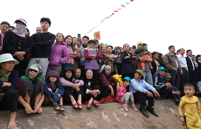 Video - Ảnh: Phó thủ tướng xuống đồng trong lễ hội Tịch điền