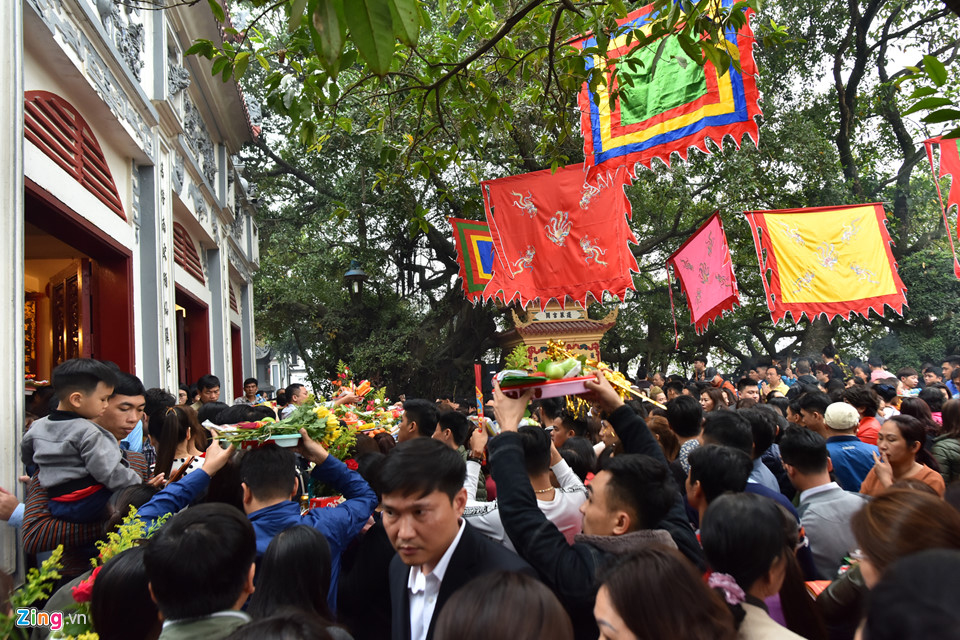 Phủ Tây Hồ chật cứng người cầu lộc ngày đầu đi làm sau Tết