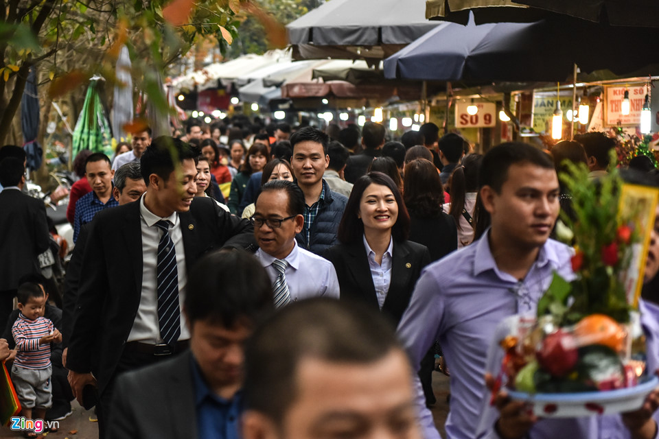 Phủ Tây Hồ chật cứng người cầu lộc ngày đầu đi làm sau Tết