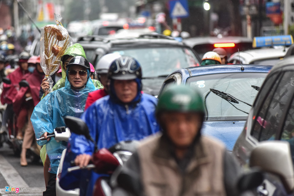 Phủ Tây Hồ chật cứng người cầu lộc ngày đầu đi làm sau Tết