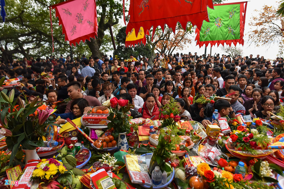Phủ Tây Hồ chật cứng người cầu lộc ngày đầu đi làm sau Tết