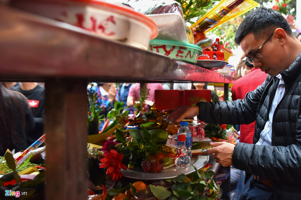 Phủ Tây Hồ chật cứng người cầu lộc ngày đầu đi làm sau Tết