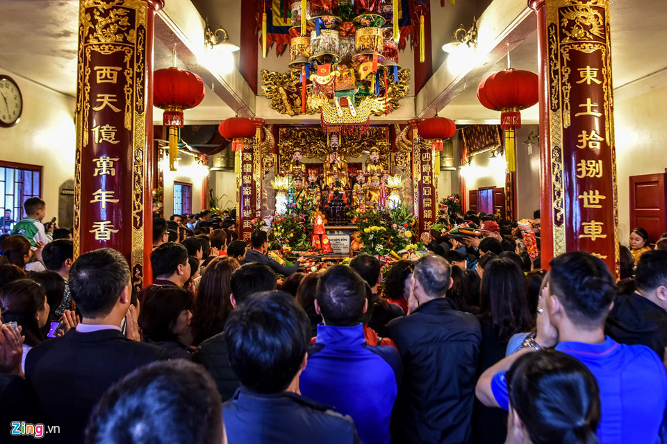 Phủ Tây Hồ chật cứng người cầu lộc ngày đầu đi làm sau Tết