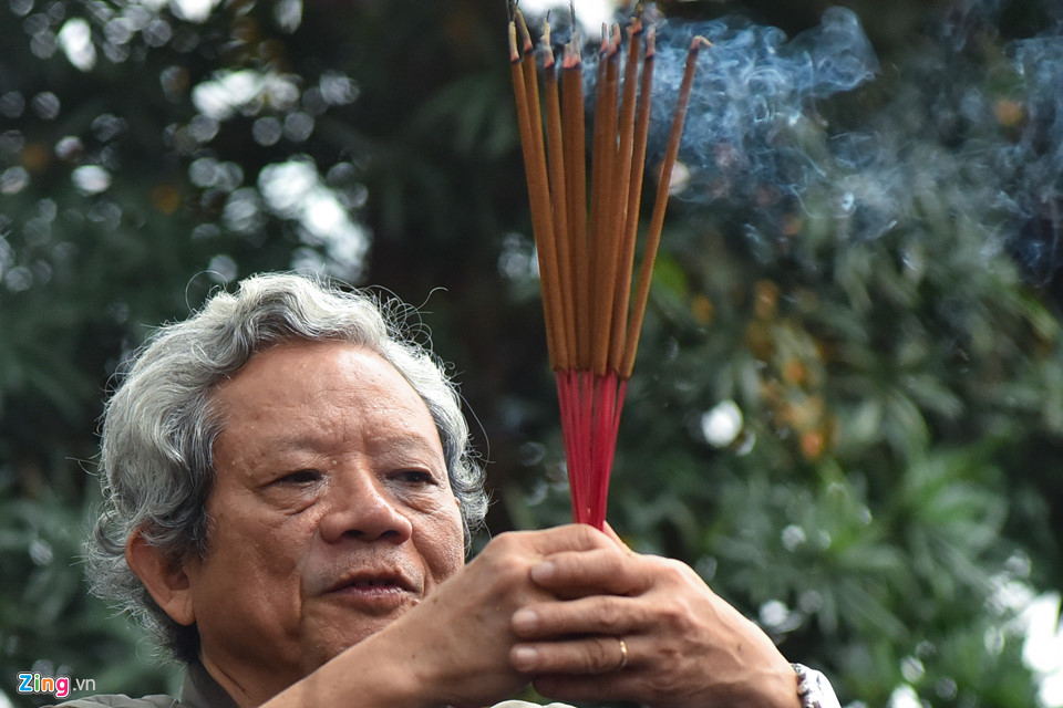 Phủ Tây Hồ chật cứng người cầu lộc ngày đầu đi làm sau Tết