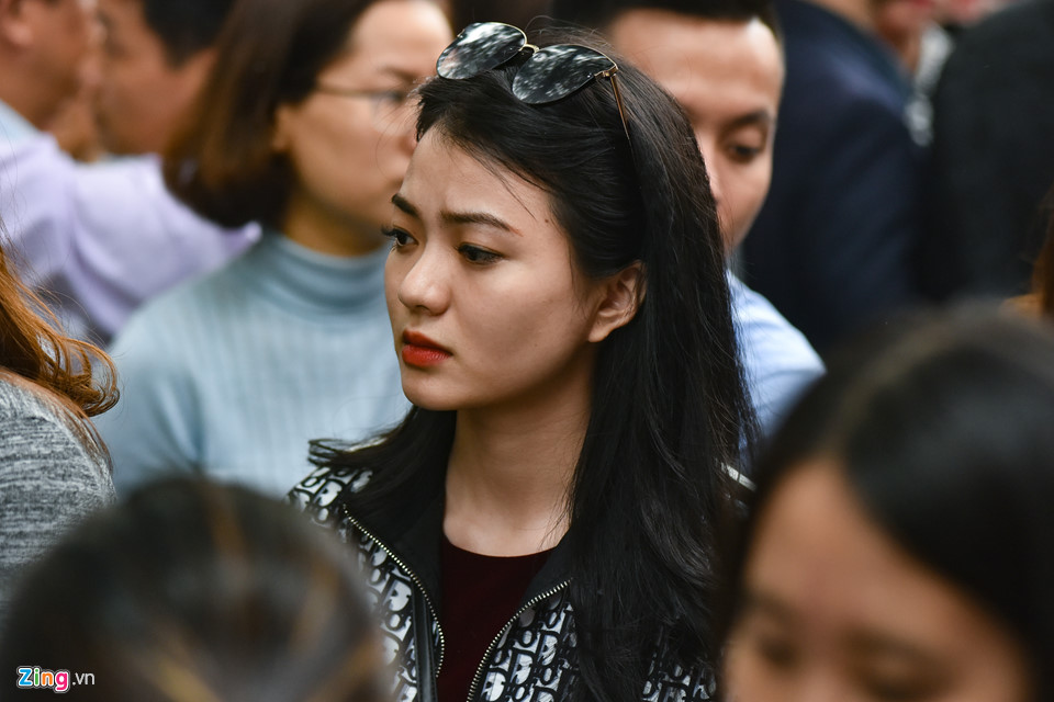 Phủ Tây Hồ chật cứng người cầu lộc ngày đầu đi làm sau Tết