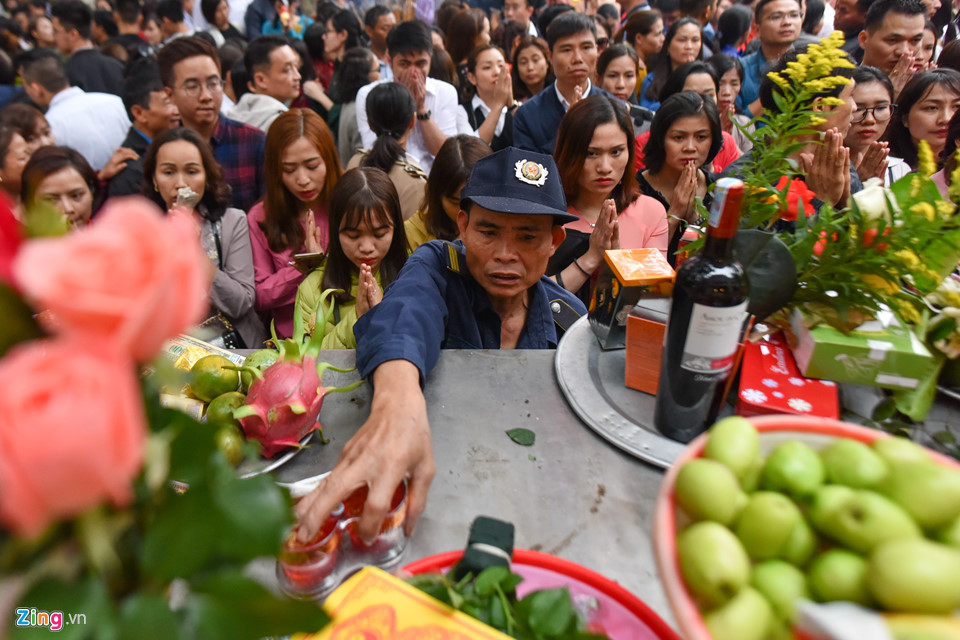 Phủ Tây Hồ chật cứng người cầu lộc ngày đầu đi làm sau Tết
