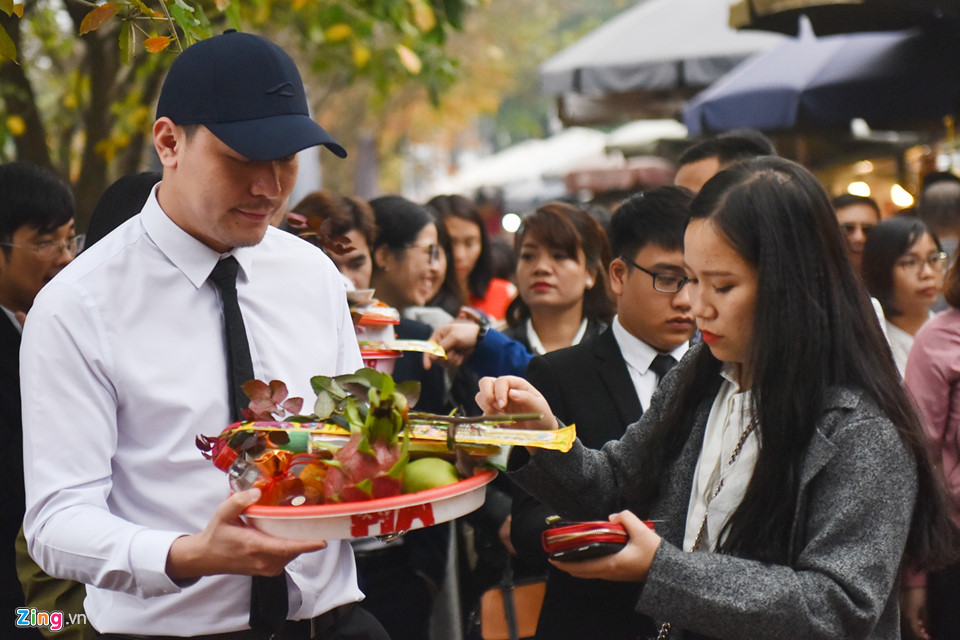 Phủ Tây Hồ chật cứng người cầu lộc ngày đầu đi làm sau Tết