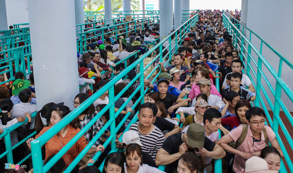 Cảnh chen lấn, ùn tắc khắp các điểm du lịch 9 ngày nghỉ Tết