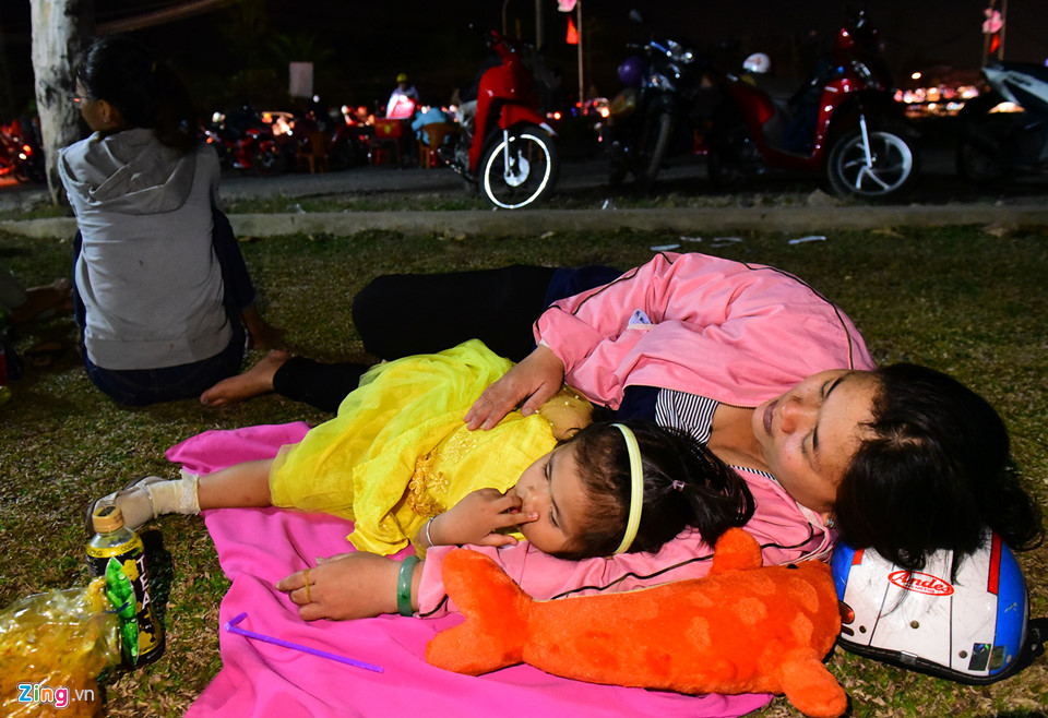 Cảnh chen lấn, ùn tắc khắp các điểm du lịch 9 ngày nghỉ Tết