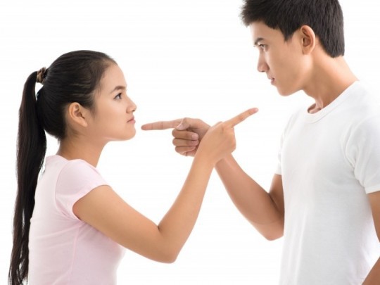 Vợ chồng cãi nhau, bố chồng chạy lên nói một câu khiến tôi viết đơn ly hôn ngay lập tức