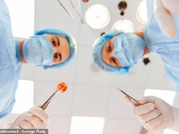 Bệnh nhân tử vong 10 ngày sau phẫu thuật vì miếng gạc thấm máu