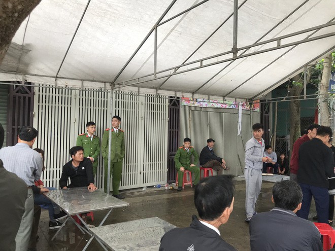 Phó phòng ngân hàng đâm bố đẻ tử vong, chém mẹ và em gái trọng thương sau khi đi liên hoan về