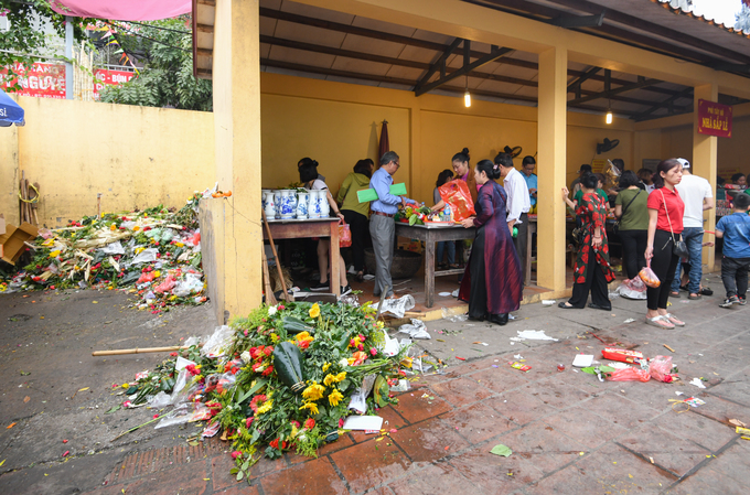 Biển người đổ về Phủ Tây Hồ trong ngày nghỉ Tết cuối cùng