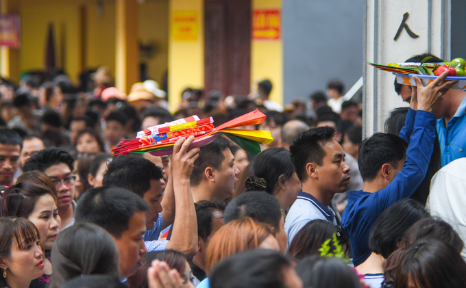 Biển người đổ về Phủ Tây Hồ trong ngày nghỉ Tết cuối cùng