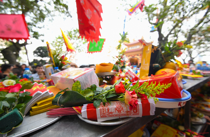 Biển người đổ về Phủ Tây Hồ trong ngày nghỉ Tết cuối cùng