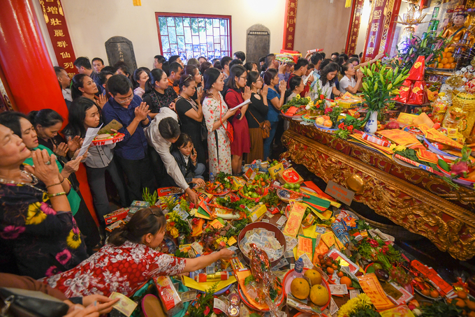 Biển người đổ về Phủ Tây Hồ trong ngày nghỉ Tết cuối cùng