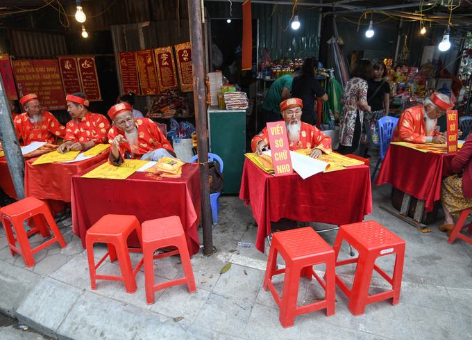 Biển người đổ về Phủ Tây Hồ trong ngày nghỉ Tết cuối cùng