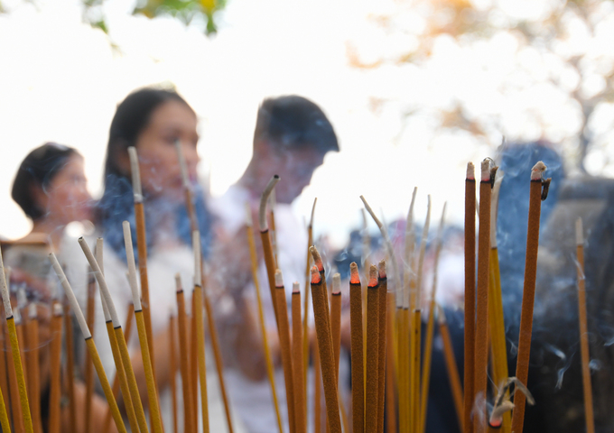 Biển người đổ về Phủ Tây Hồ trong ngày nghỉ Tết cuối cùng