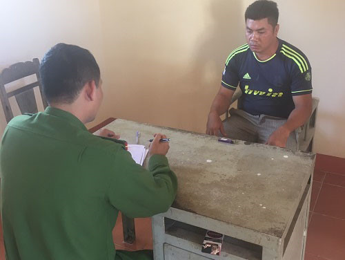 Tạm giữ người đàn ông đốt pháo, đánh công an