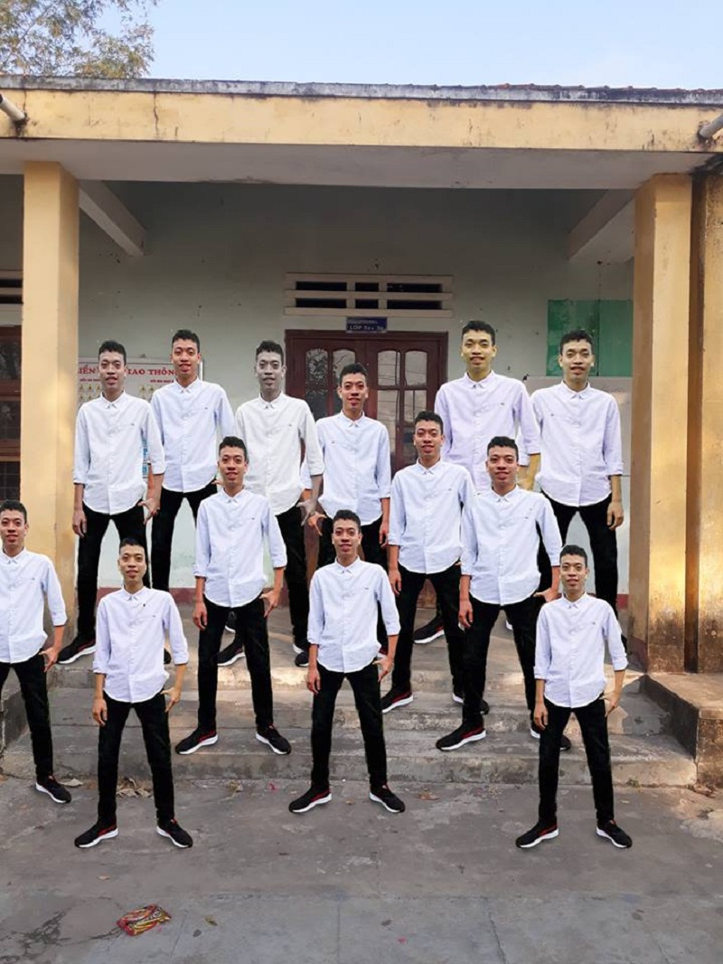 Loạt ảnh chứng minh thực tế phũ phàng: Kêu gào đi họp lớp không ai đi cũng chẳng đắng lòng bằng đi đông đủ nhưng mỗi người một điện thoại