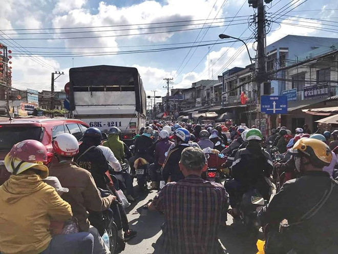 Dân mạng liên tục than vãn về tình cảnh kẹt xe từ miền Tây lên Sài Gòn