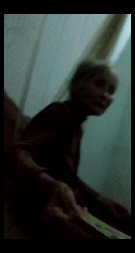 Hình ảnh ông bà nội già yếu, tay run run dúi tiền cho đứa cháu lên thành phố học gây xúc động mạnh