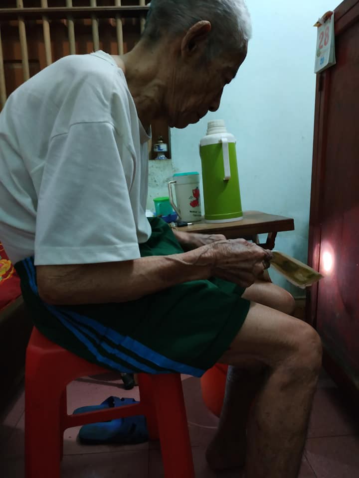 Hình ảnh ông bà nội già yếu, tay run run dúi tiền cho đứa cháu lên thành phố học gây xúc động mạnh