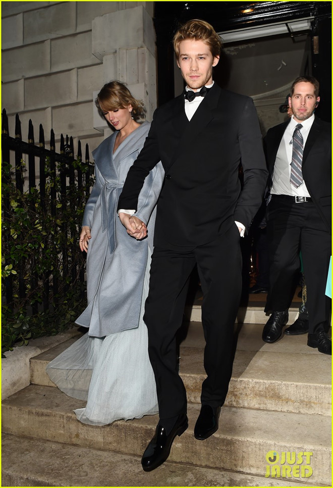 Bỏ Grammy, Taylor Swift tình tứ bên bạn trai tại giải Oscar Anh