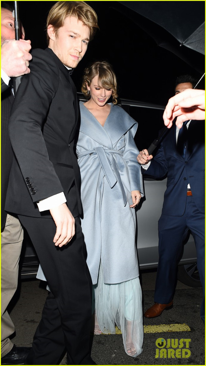 Bỏ Grammy, Taylor Swift tình tứ bên bạn trai tại giải Oscar Anh