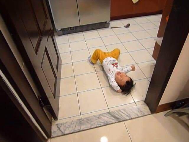 Bé 3 tuổi ăn vạ, mẹ ra tay xử lý, 1 tiếng sau im bặt và cách dạy con khiến phụ huynh tán thành