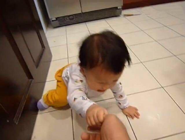 Bé 3 tuổi ăn vạ, mẹ ra tay xử lý, 1 tiếng sau im bặt và cách dạy con khiến phụ huynh tán thành