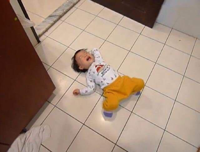 Bé 3 tuổi ăn vạ, mẹ ra tay xử lý, 1 tiếng sau im bặt và cách dạy con khiến phụ huynh tán thành