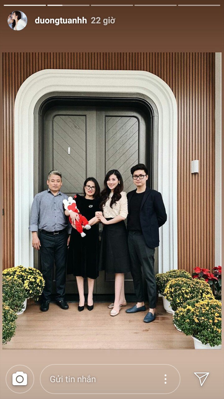 Sướng như Á hậu Tú Anh: Nàng dâu mới mà ngày Tết vẫn thảnh thơi đi chơi, tụ tập bạn bè nhậu nhẹt tới bến