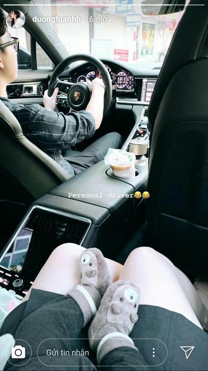 Sướng như Á hậu Tú Anh: Nàng dâu mới mà ngày Tết vẫn thảnh thơi đi chơi, tụ tập bạn bè nhậu nhẹt tới bến