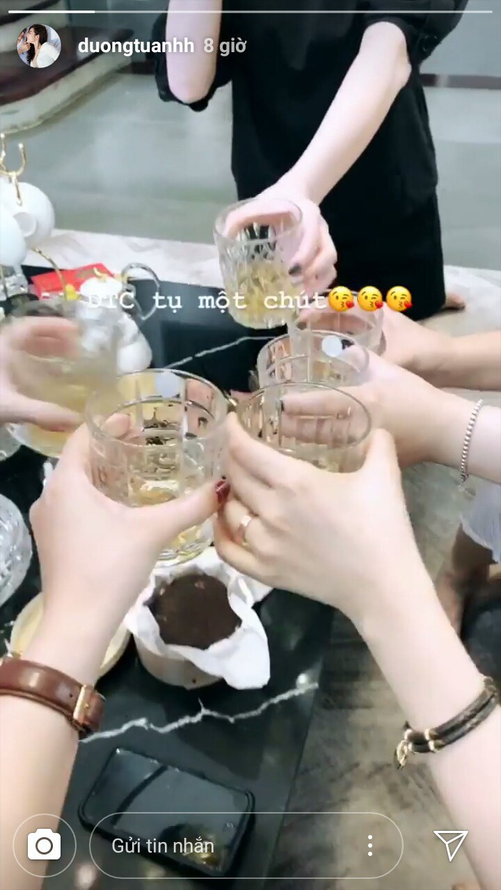 Sướng như Á hậu Tú Anh: Nàng dâu mới mà ngày Tết vẫn thảnh thơi đi chơi, tụ tập bạn bè nhậu nhẹt tới bến