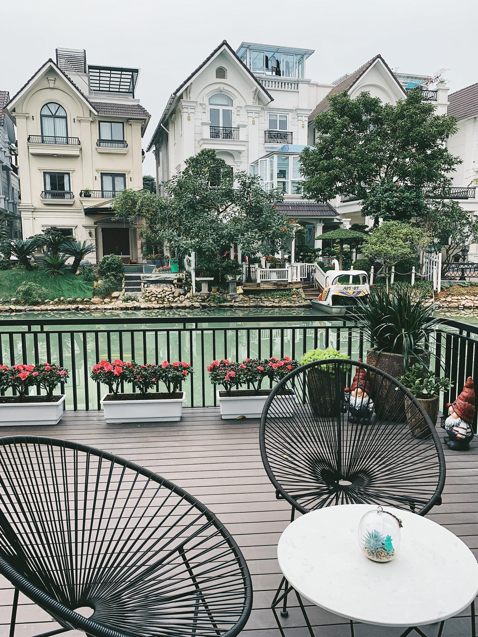 Sướng như Á hậu Tú Anh: Nàng dâu mới mà ngày Tết vẫn thảnh thơi đi chơi, tụ tập bạn bè nhậu nhẹt tới bến