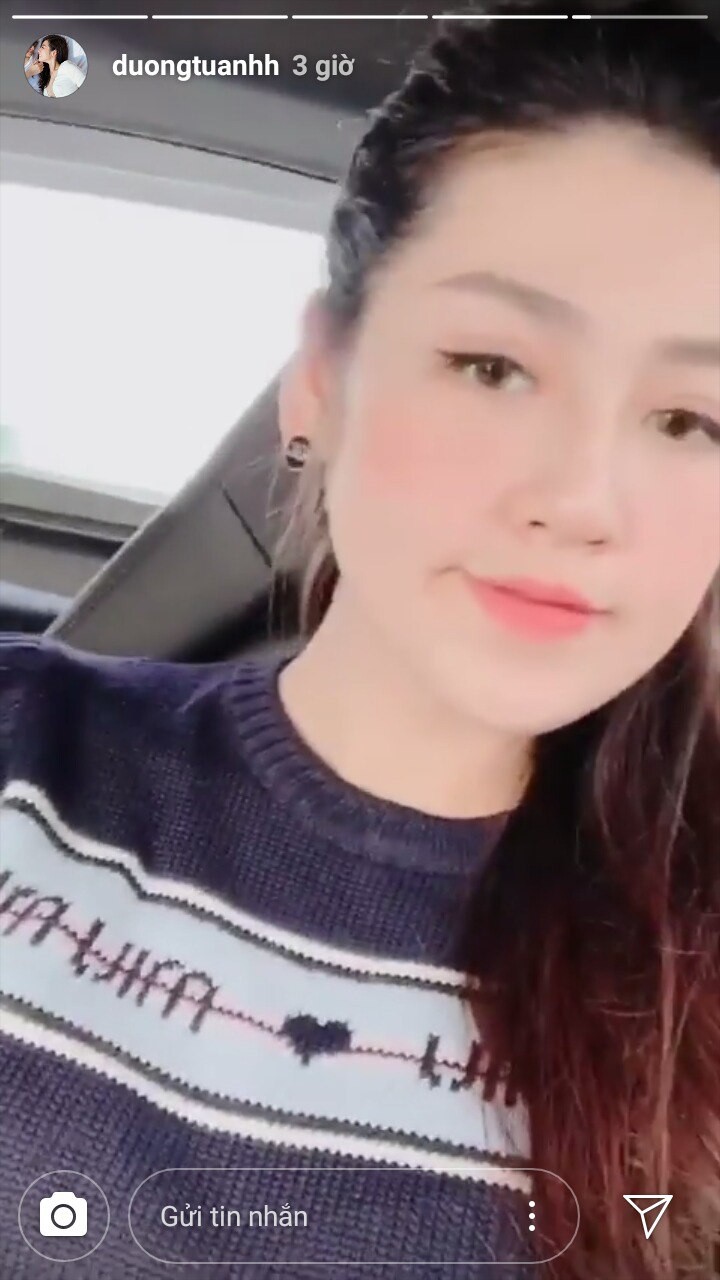 Sướng như Á hậu Tú Anh: Nàng dâu mới mà ngày Tết vẫn thảnh thơi đi chơi, tụ tập bạn bè nhậu nhẹt tới bến