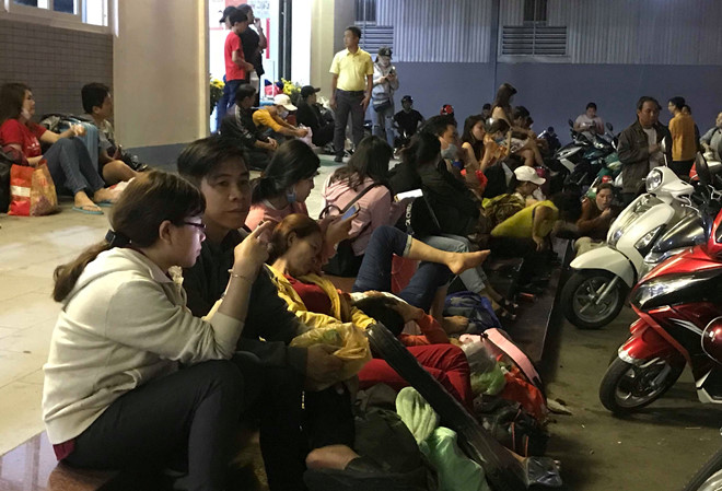 Cầu Mỹ Thuận ùn tắc đến giữa khuya, người miền Tây bó gối trong bến xe