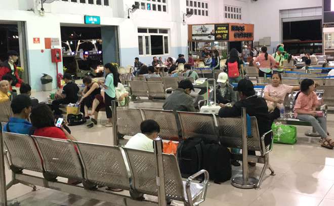 Cầu Mỹ Thuận ùn tắc đến giữa khuya, người miền Tây bó gối trong bến xe