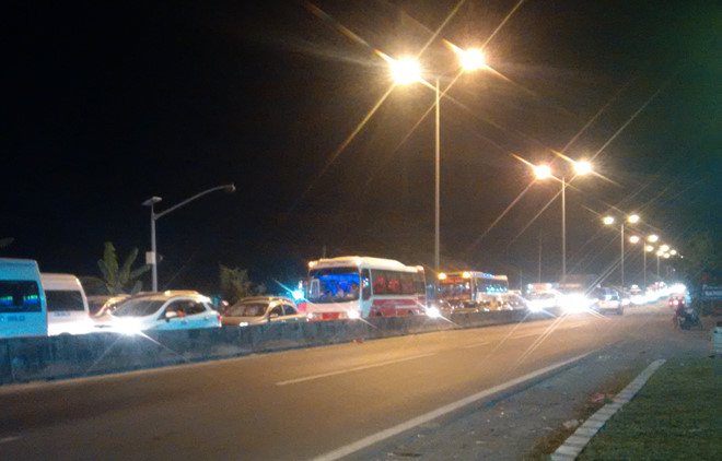 Cầu Mỹ Thuận ùn tắc đến giữa khuya, người miền Tây bó gối trong bến xe