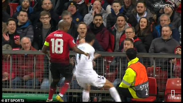 Young thoát thẻ đỏ sau pha tranh chấp nguy hiểm với Di Maria