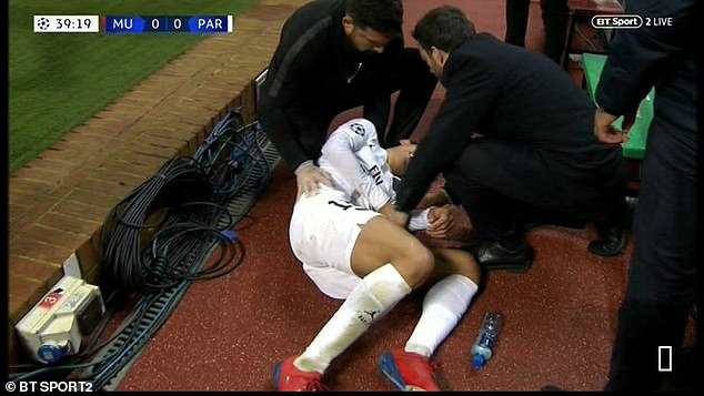 Young thoát thẻ đỏ sau pha tranh chấp nguy hiểm với Di Maria