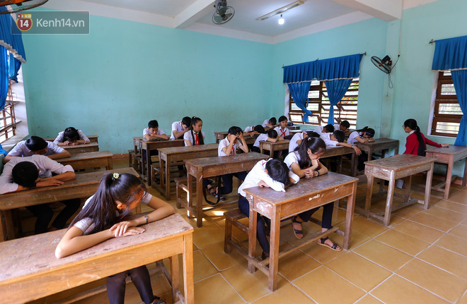 Buổi chào cờ đầu năm mới chìm trong nước mắt ở ngôi trường có 6 học sinh đuối nước thương tâm