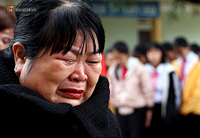 Buổi chào cờ đầu năm mới chìm trong nước mắt ở ngôi trường có 6 học sinh đuối nước thương tâm