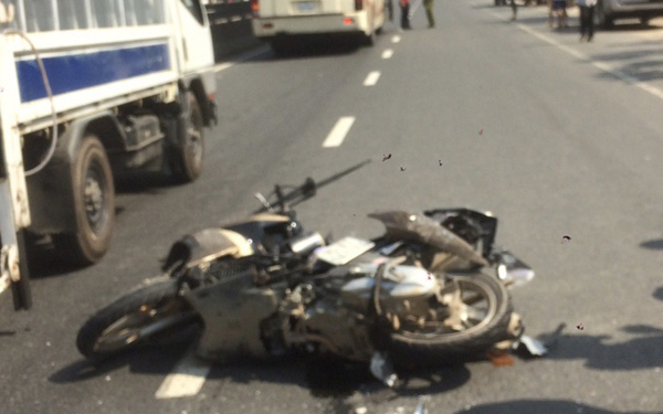 Xe khách tông xe máy, cha và con trai chết thảm